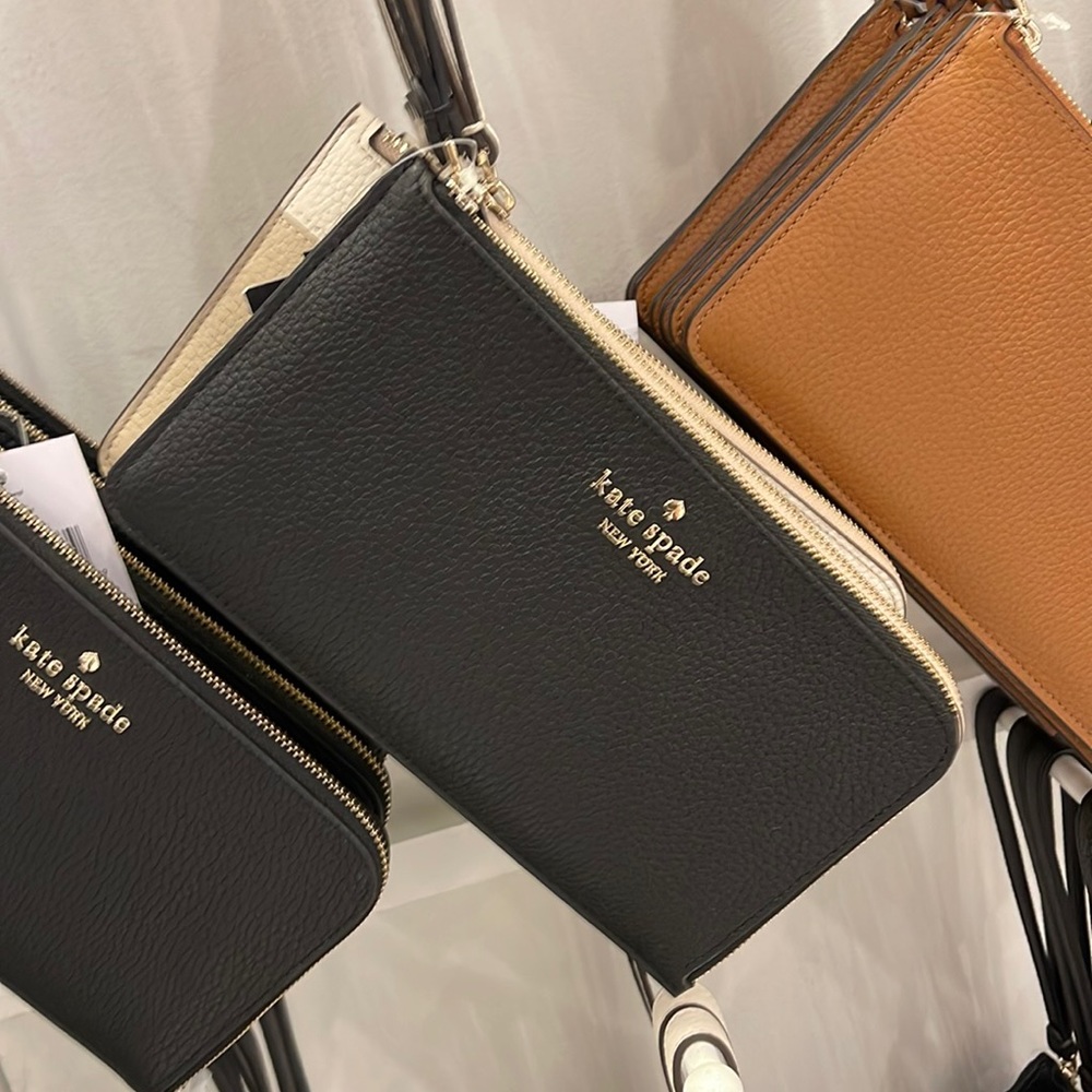 Kate Spade Medium Lucy L-Zip Wristlet Pebble Leather 
COLOR:
Black 
NWT